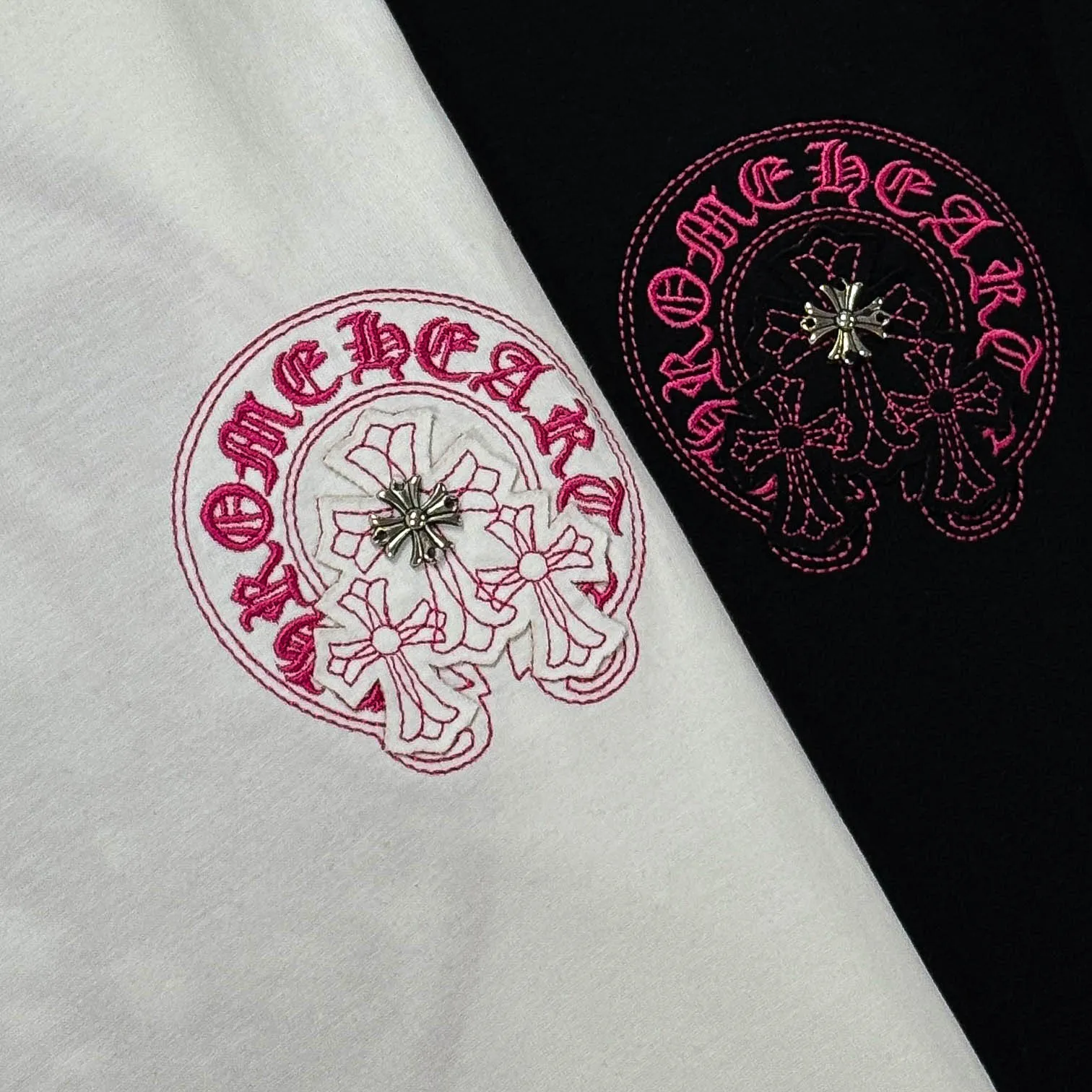 P180 Chrome Hearts 25 high-end versions. The fabric is made of 300 grams of high-density pure cotton. It does not deform or shrink. It has three labels. It is the same style for men and women. Technology: patch embroidery + original development hardware. Color: white, black. SIZE: S-XL.